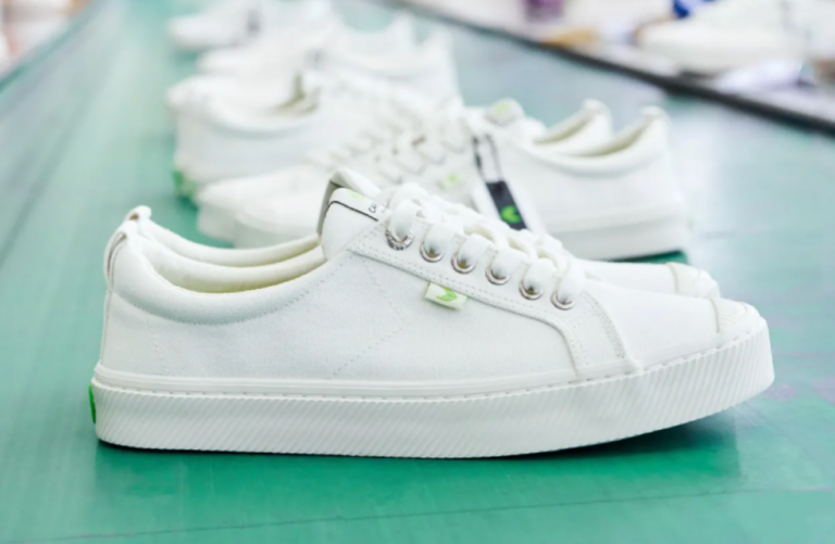 Cariuma OCA Low Canvas Sneaker Women - Gum Off-White / 5