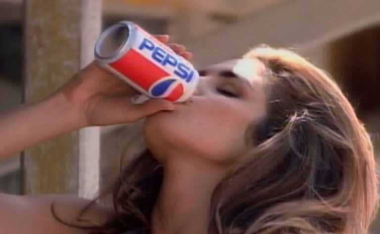 Cindy Crawford drinks a can of Pepsi in Super Bowl commercial