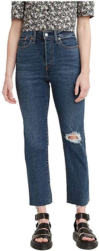 levis jeans on model