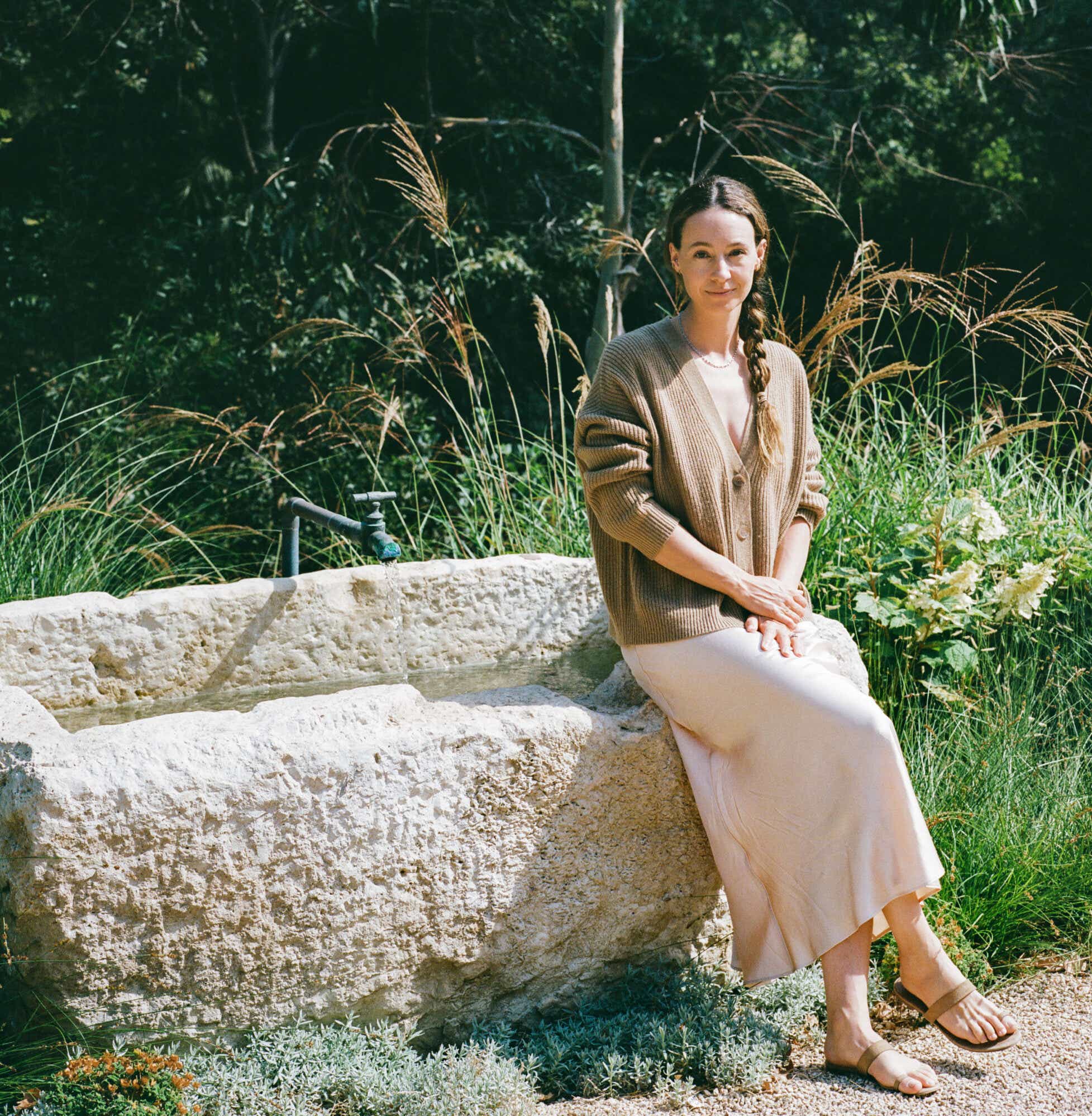 NEUTRALS FROM FISHERMAN COCOON CREWNECK + BUCKET BAG OUTFIT