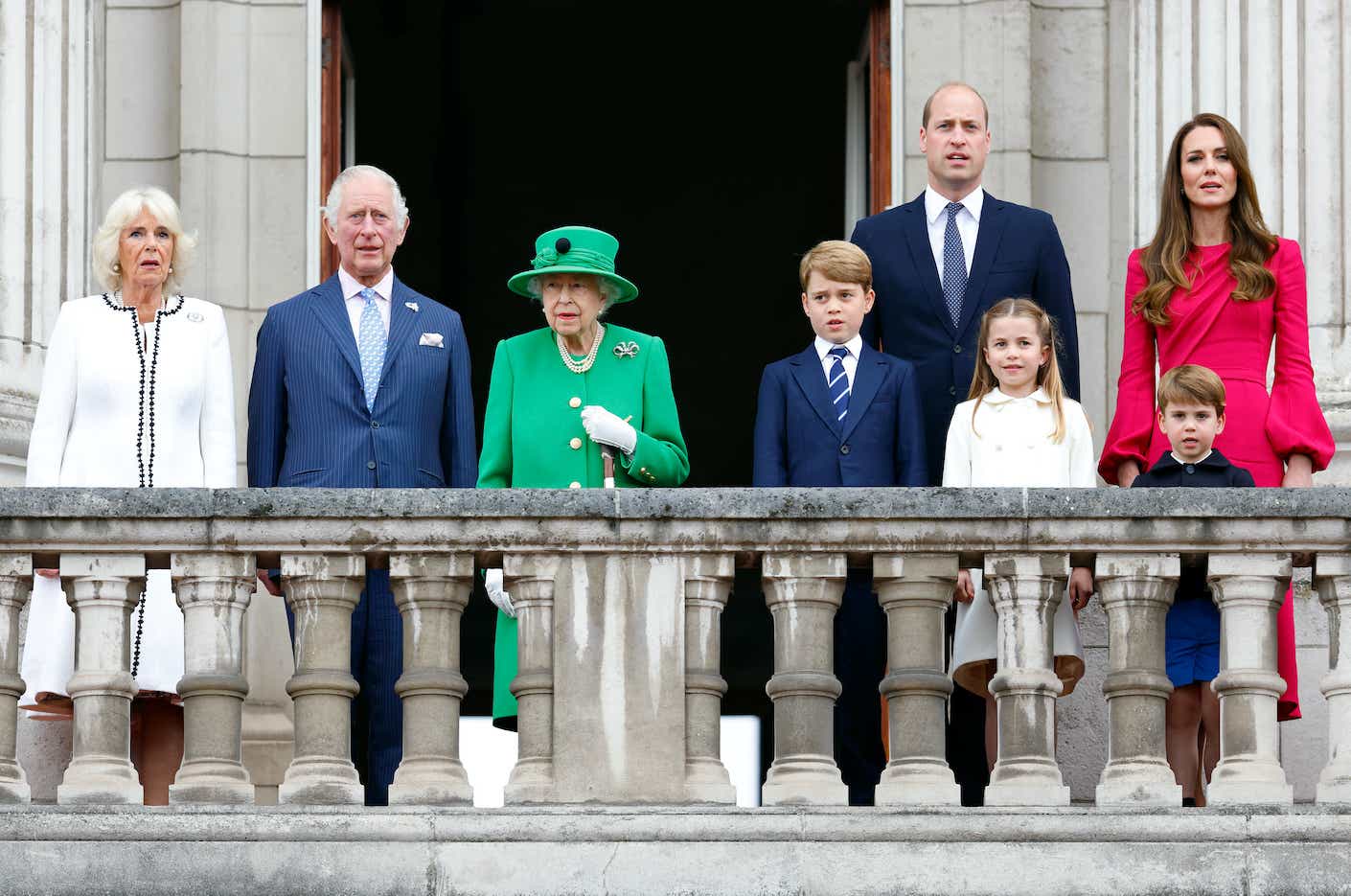 Queen Elizabeth II stands with her family on the balcony of Buckingham Palace during the 2022 celebration of her platinum jubilee.