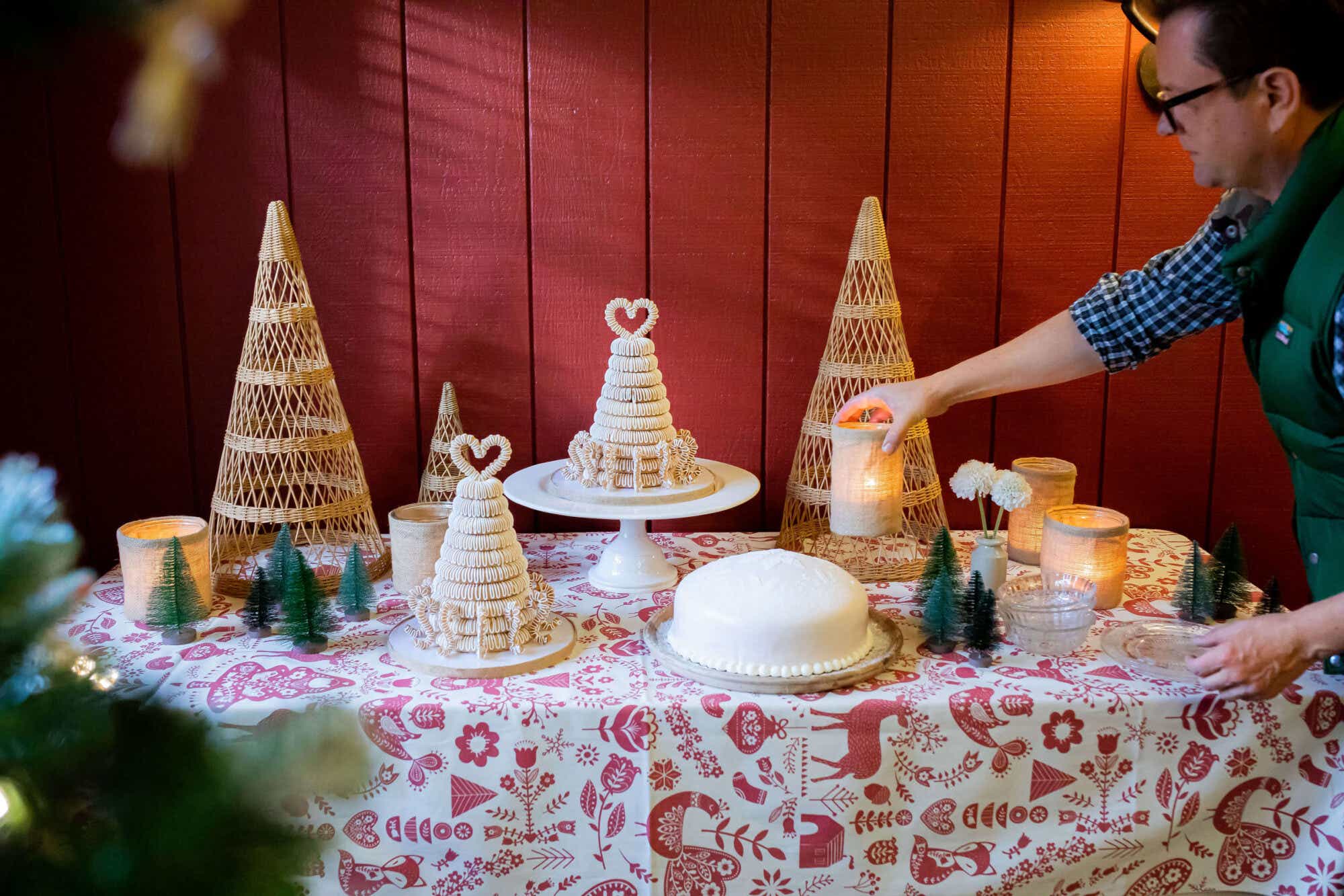 https://katiecouric.com/wp-content/uploads/2022/12/holiday-table-2000x1333.jpg