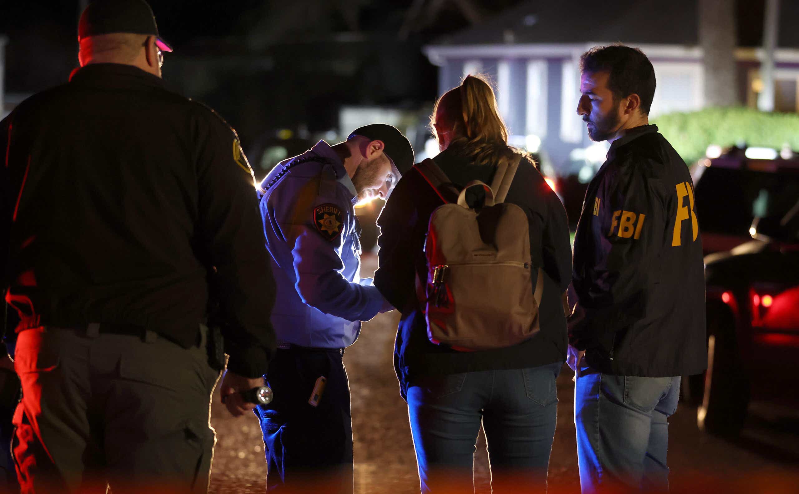 iff deputy checks in FBI agents as they arrive at the scene of a shooting