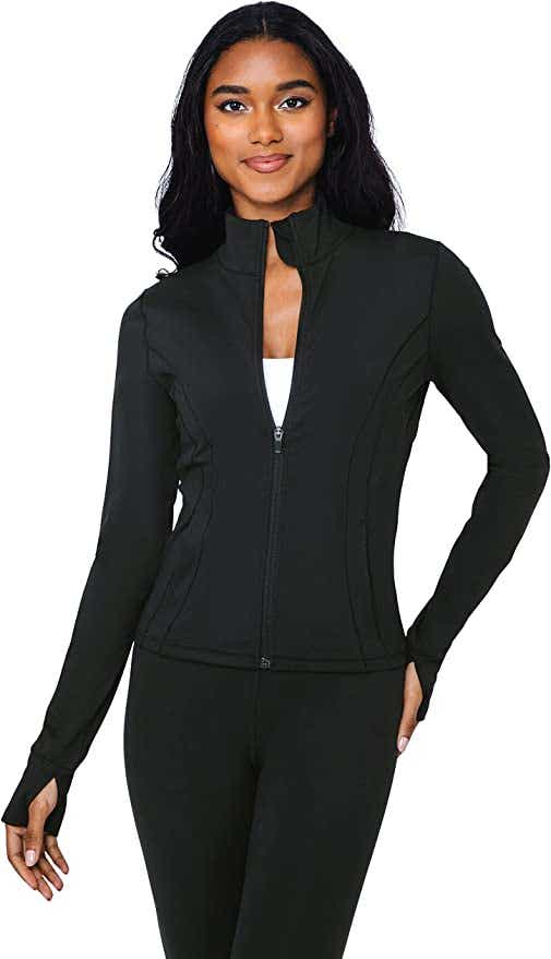 woman wearing black exercise jacket