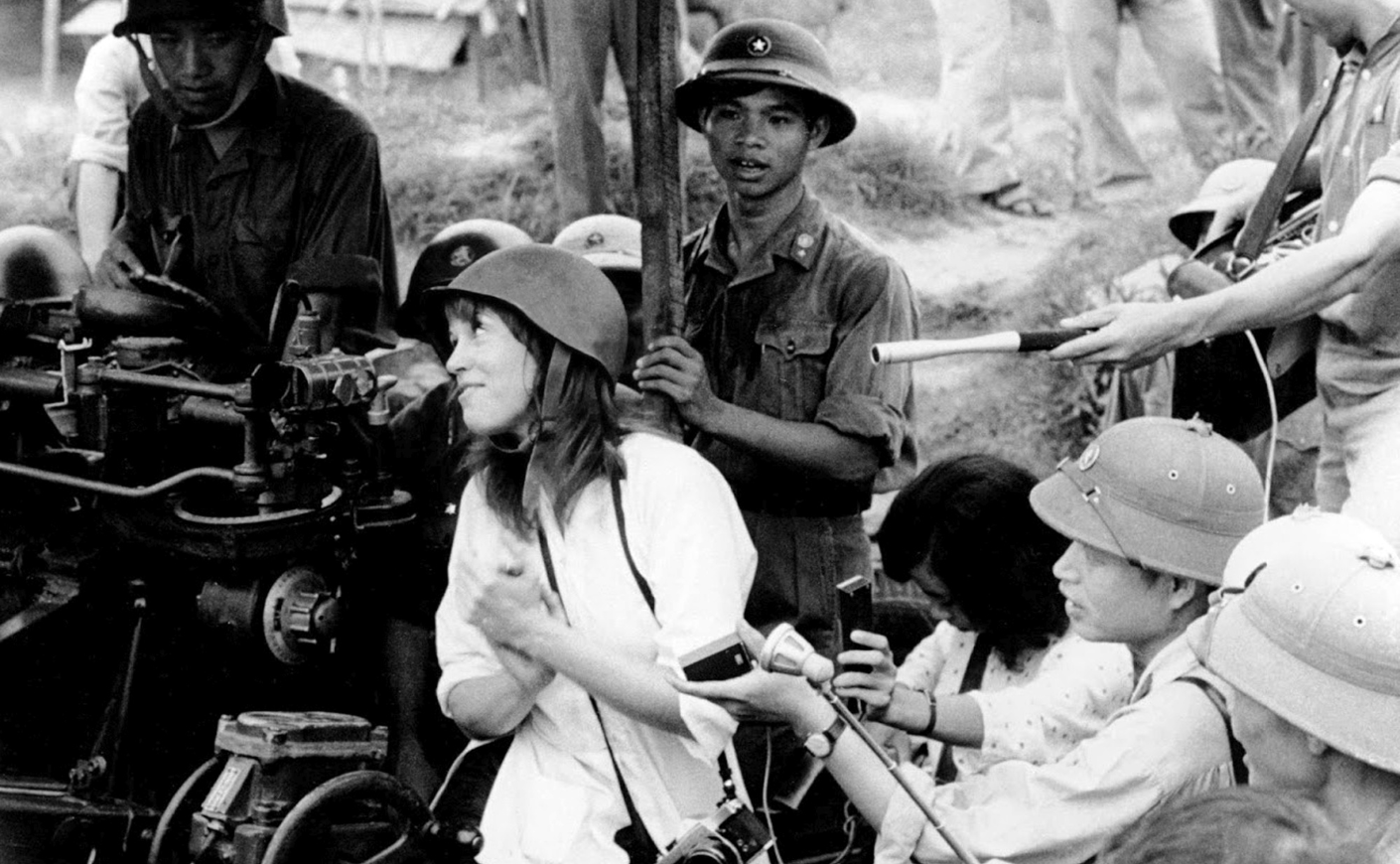  Jane Fonda talks with a North Vietnamese anti-aircraft gun crew in Hanoi in July 1972.