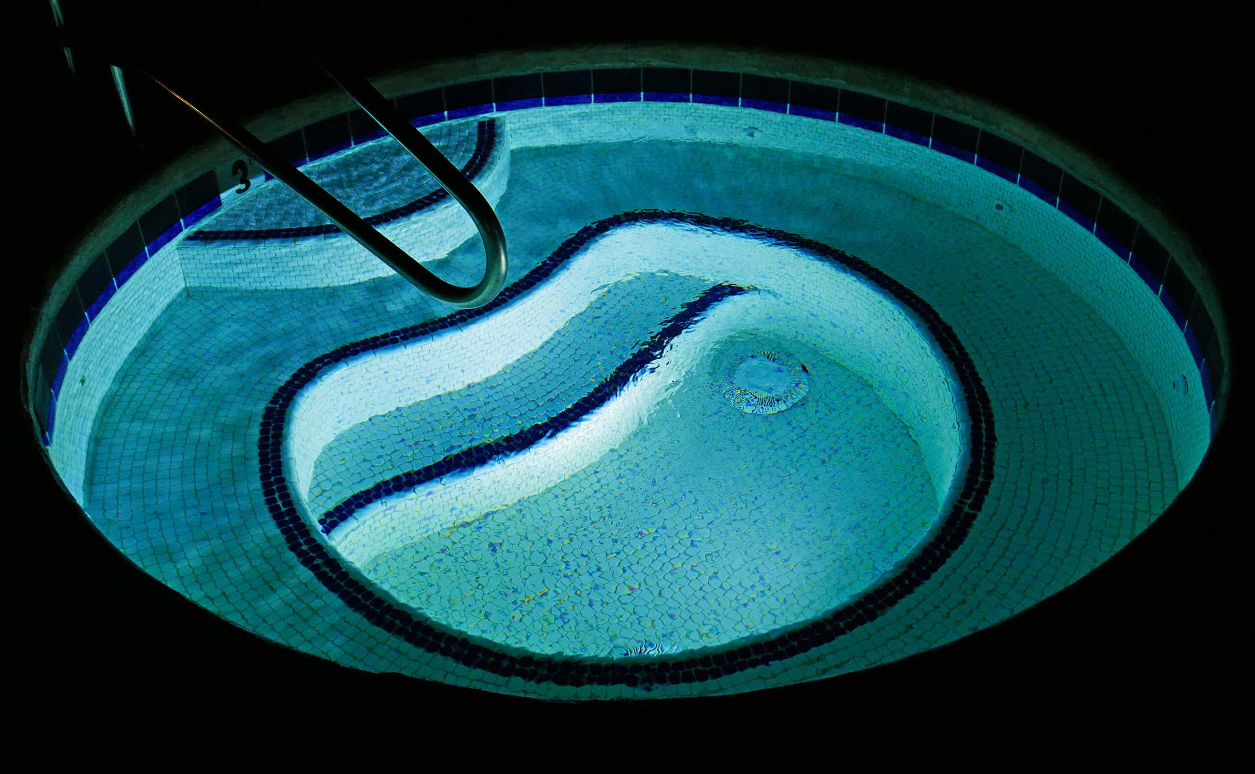 an empty hot tub at night
