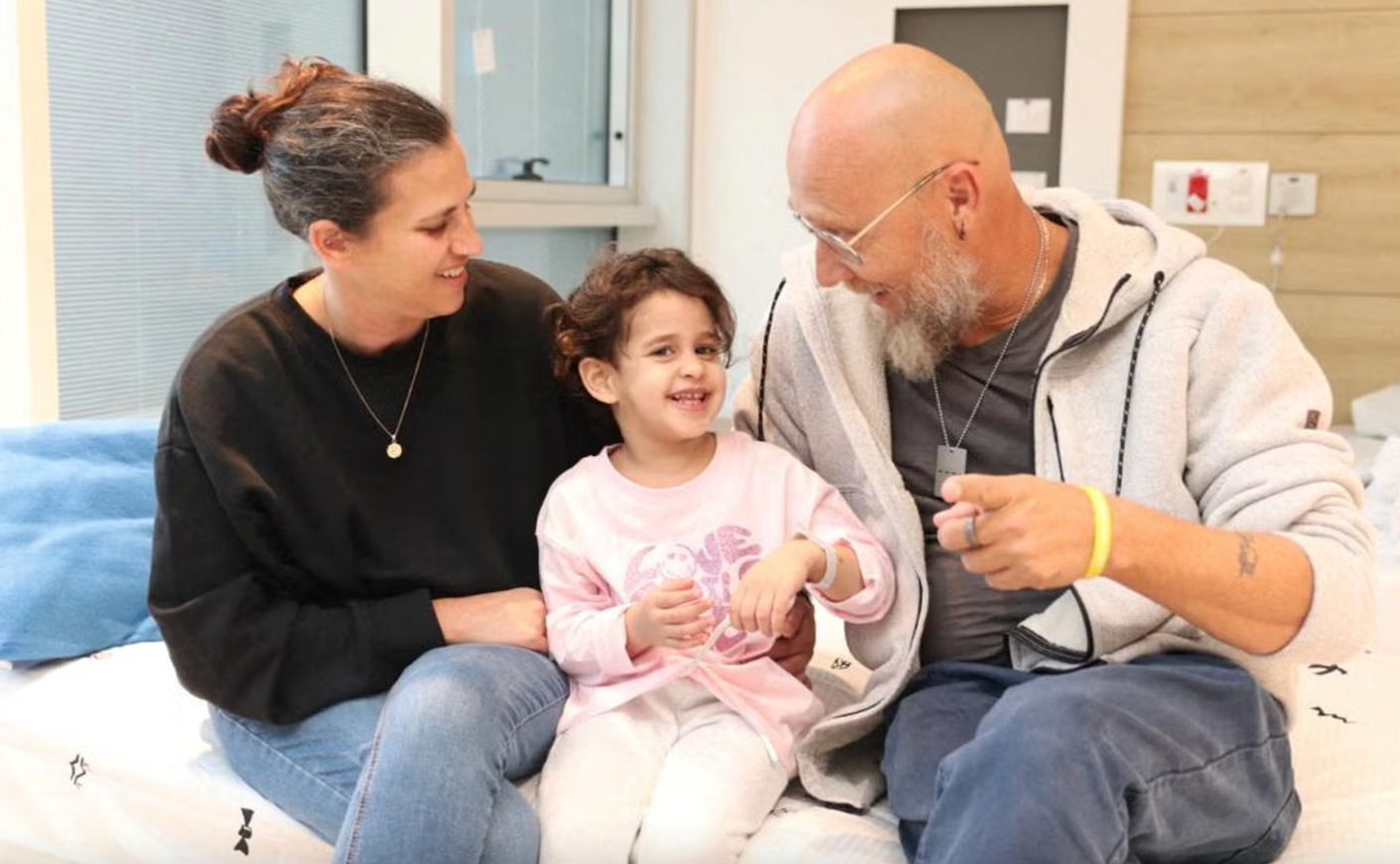 4 year old abigail with her aunt and uncle