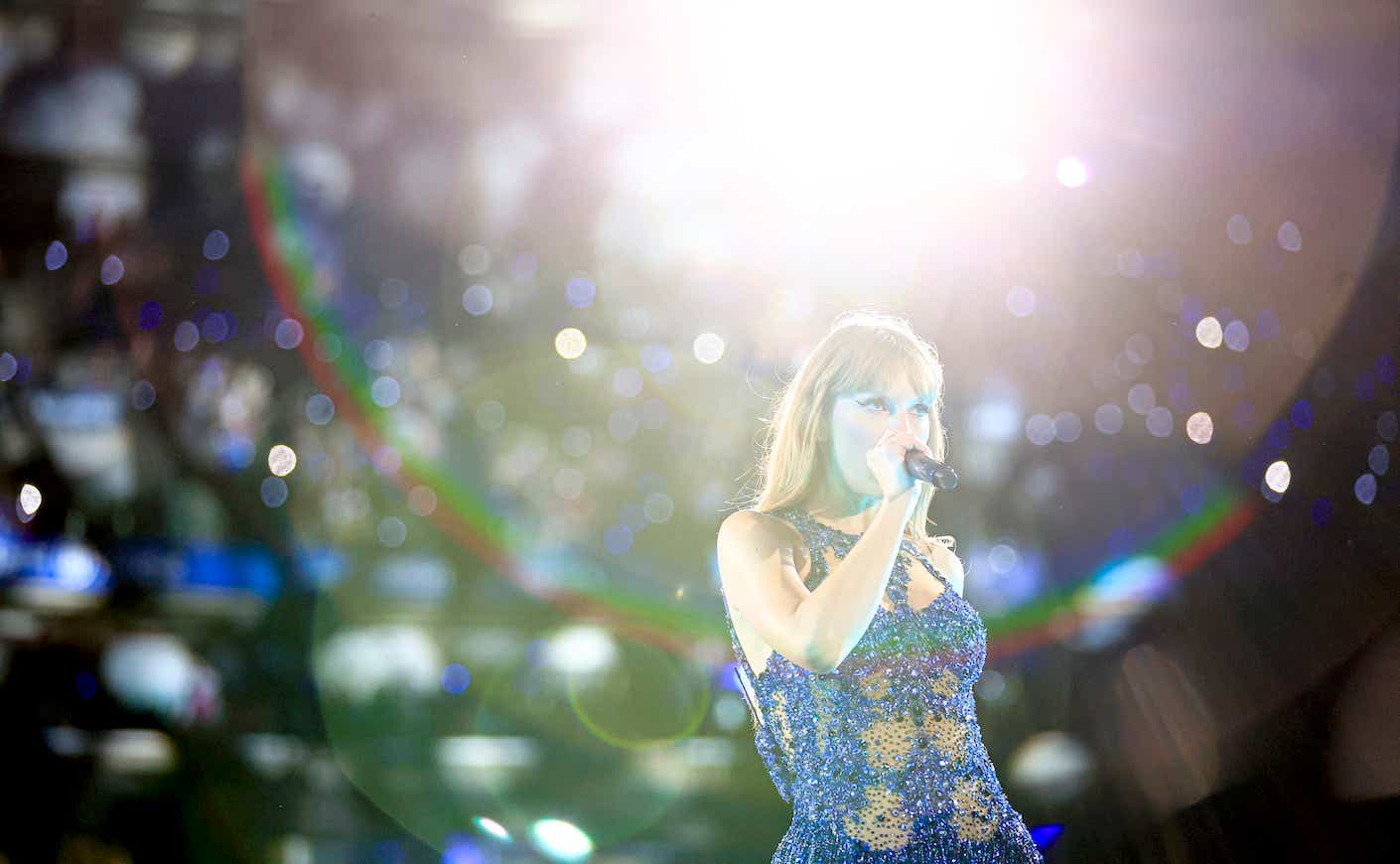 taylor swift singing on stage