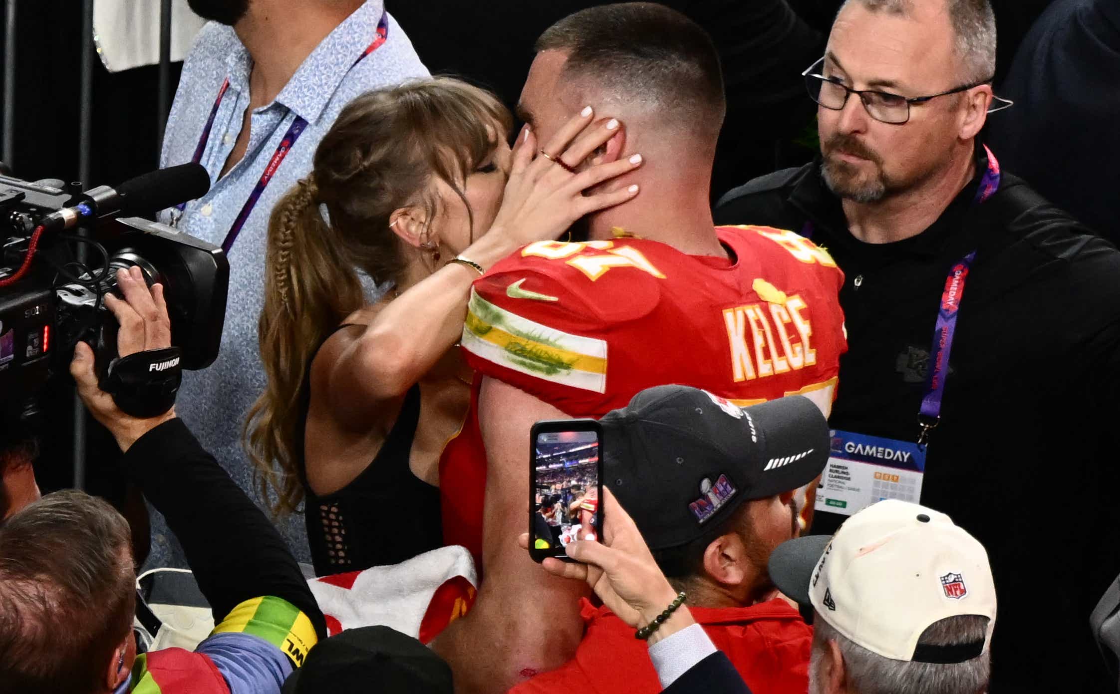 Taylor Swift kisses Travis Kelce after Chiefs victory