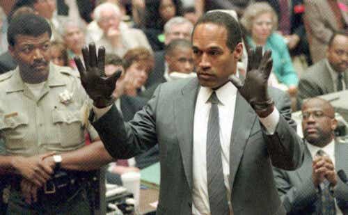 O.J. Simpson wearing gloves in the courtroom