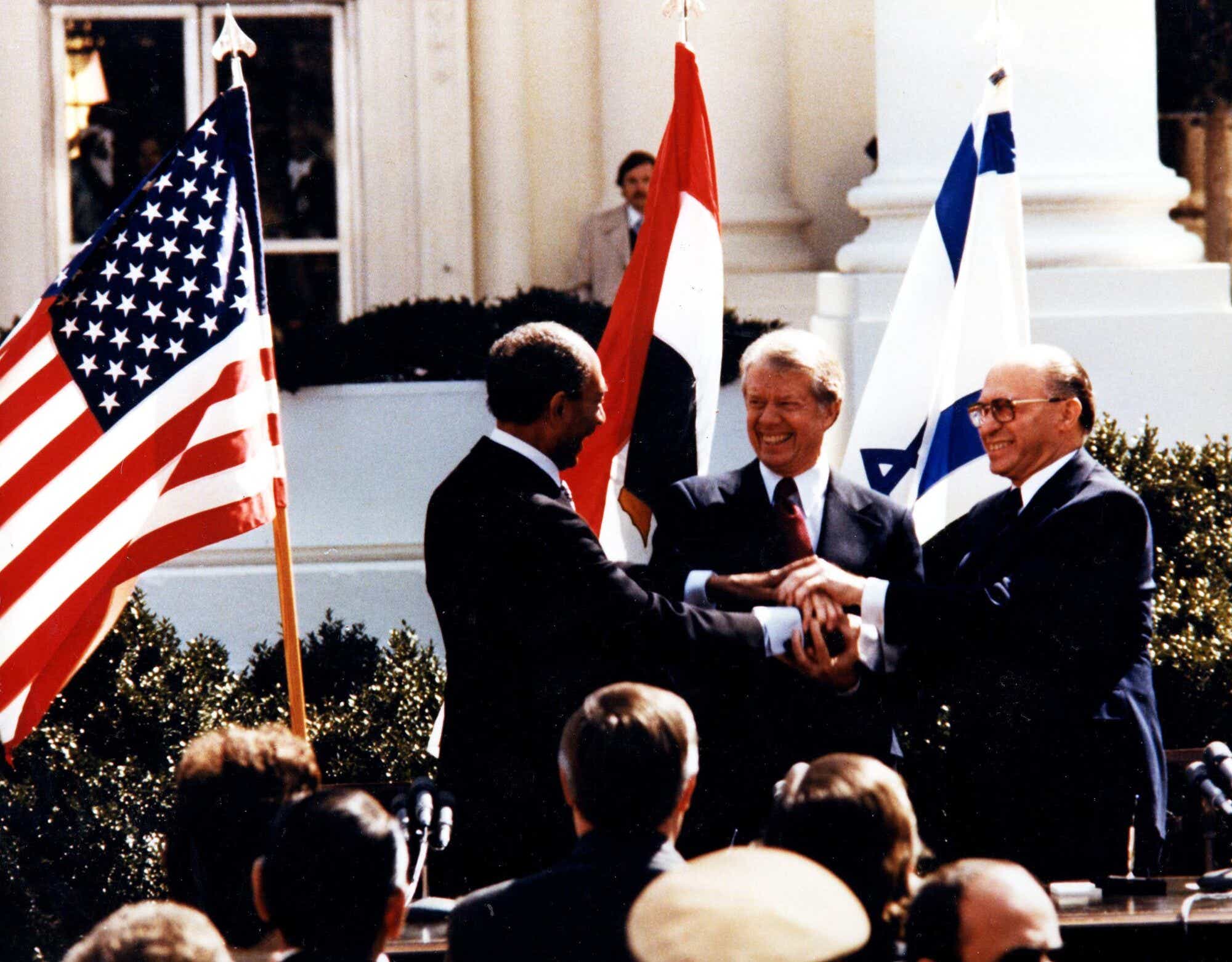 Anwar Sadat, Jimmy Carter and Menachem shake hands in front of the white house