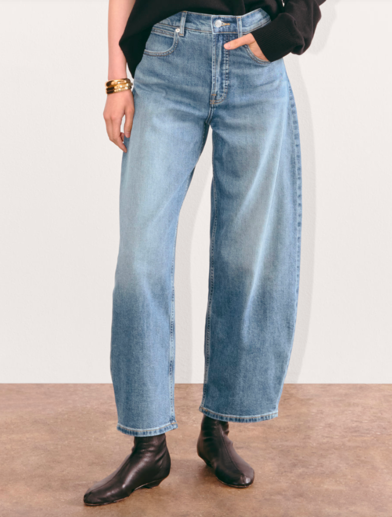 woman wearing blue barrel jeans