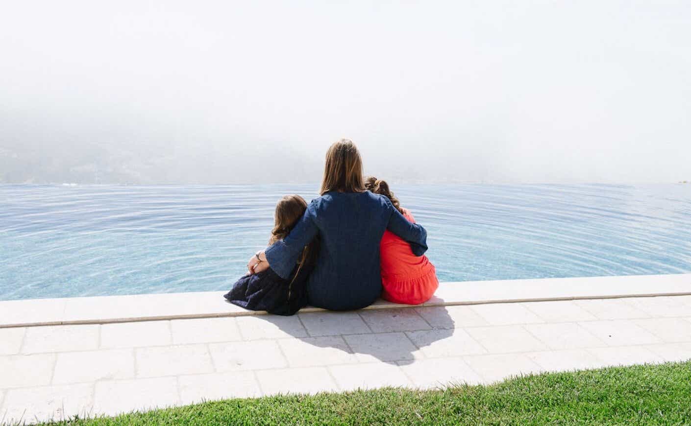 zibby and her kids sitting by a pool