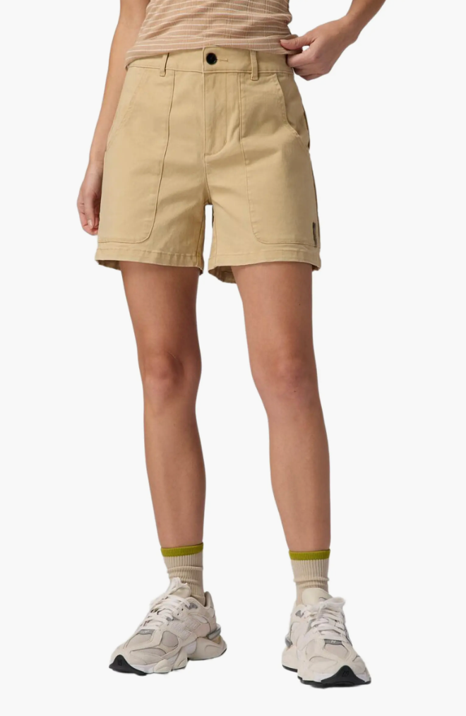 woman wearing khaki shorts