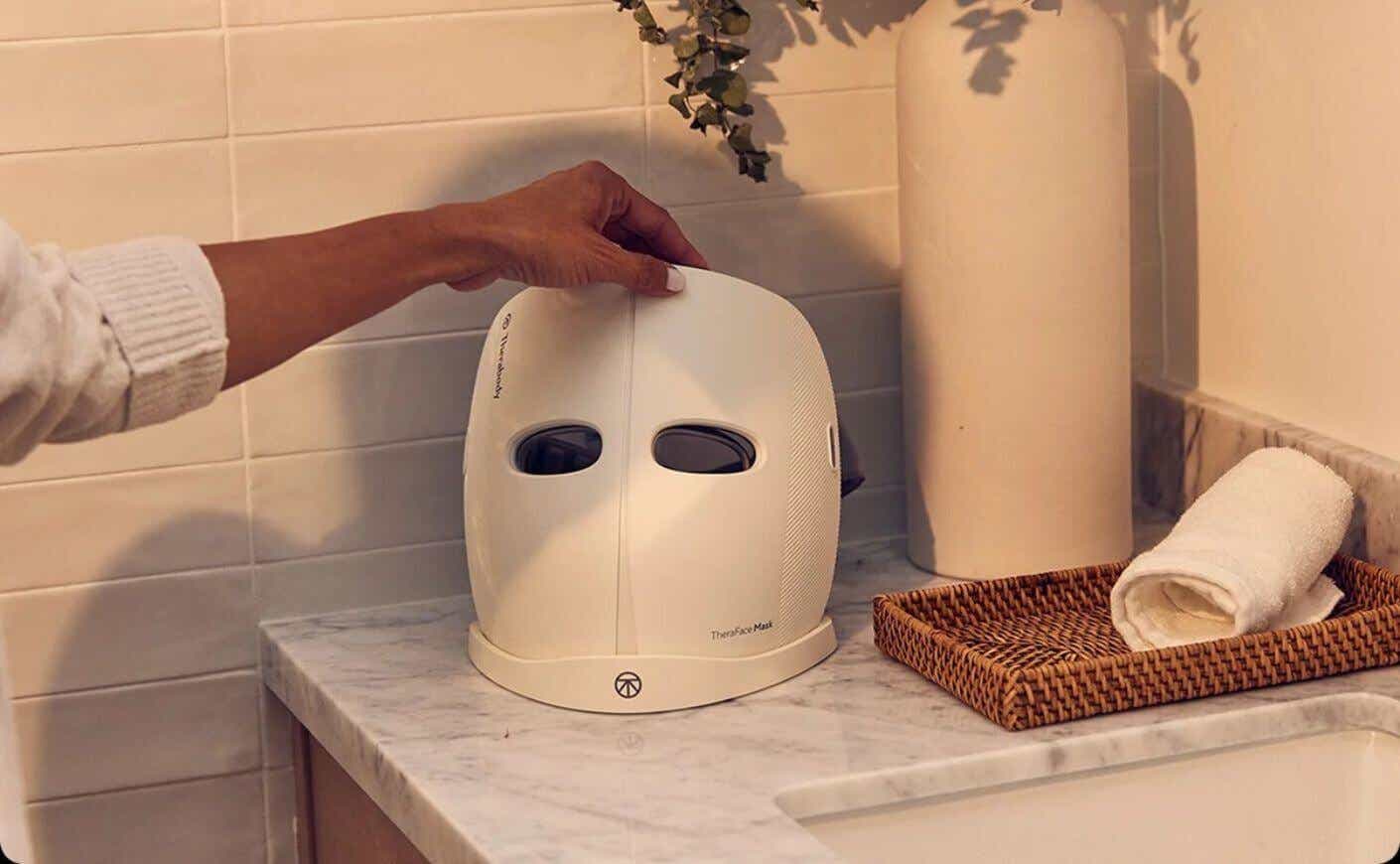 a red light therapy mask