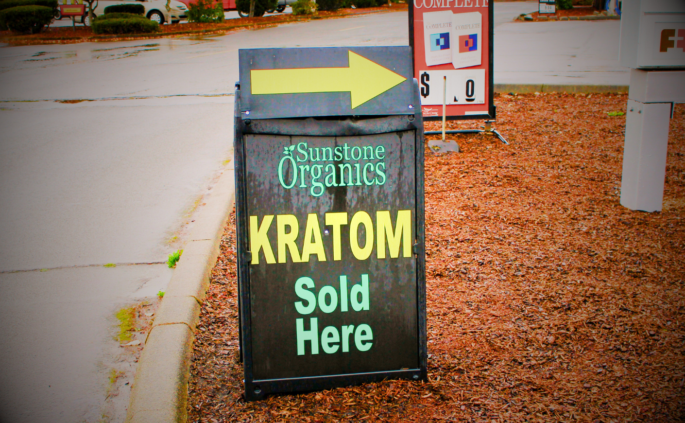 a sign outside that says "kratom sold here"