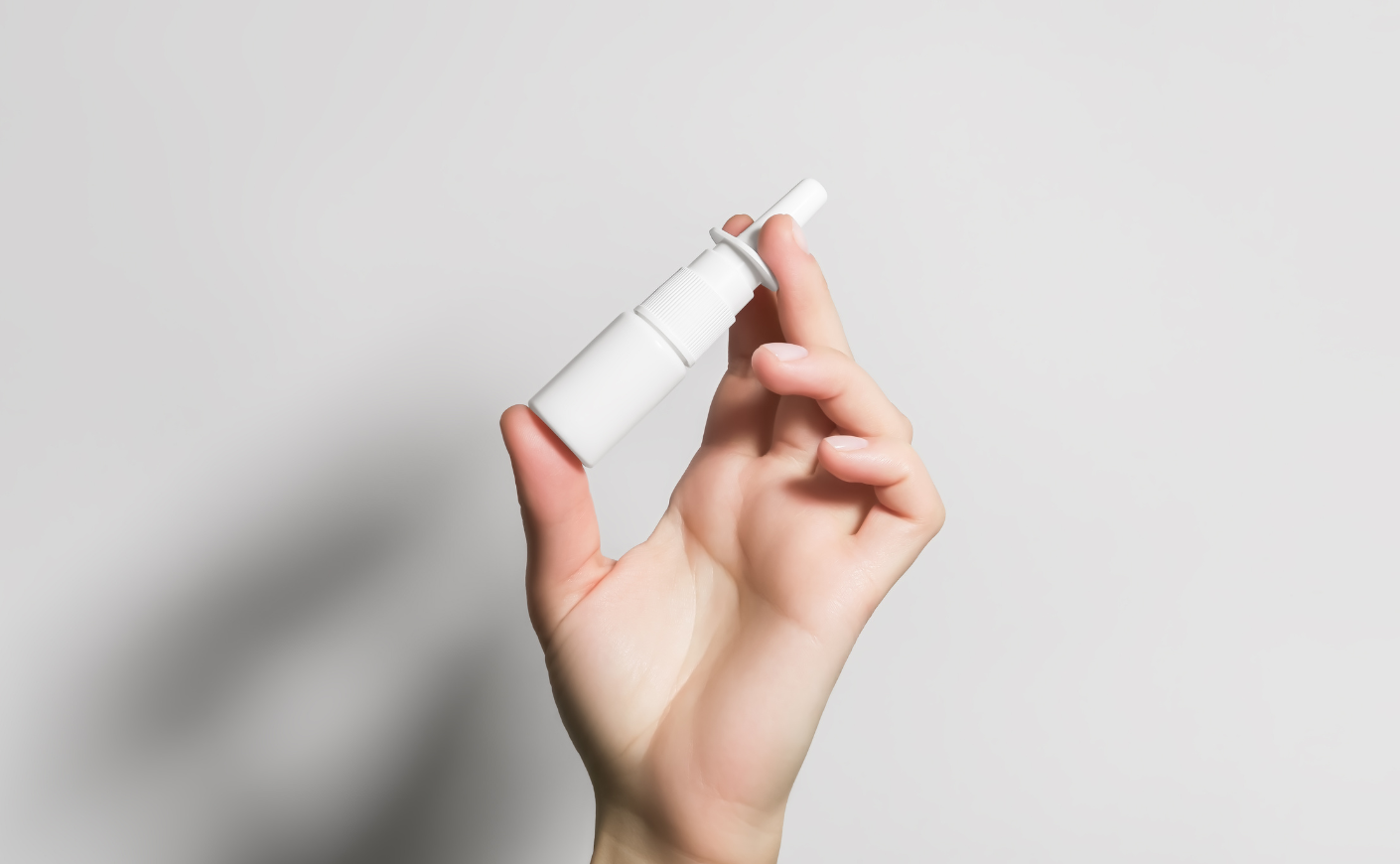 hand holding nasal spray