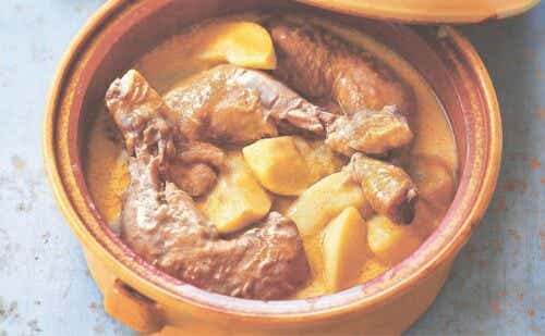 A pot of creamy cider chicken.