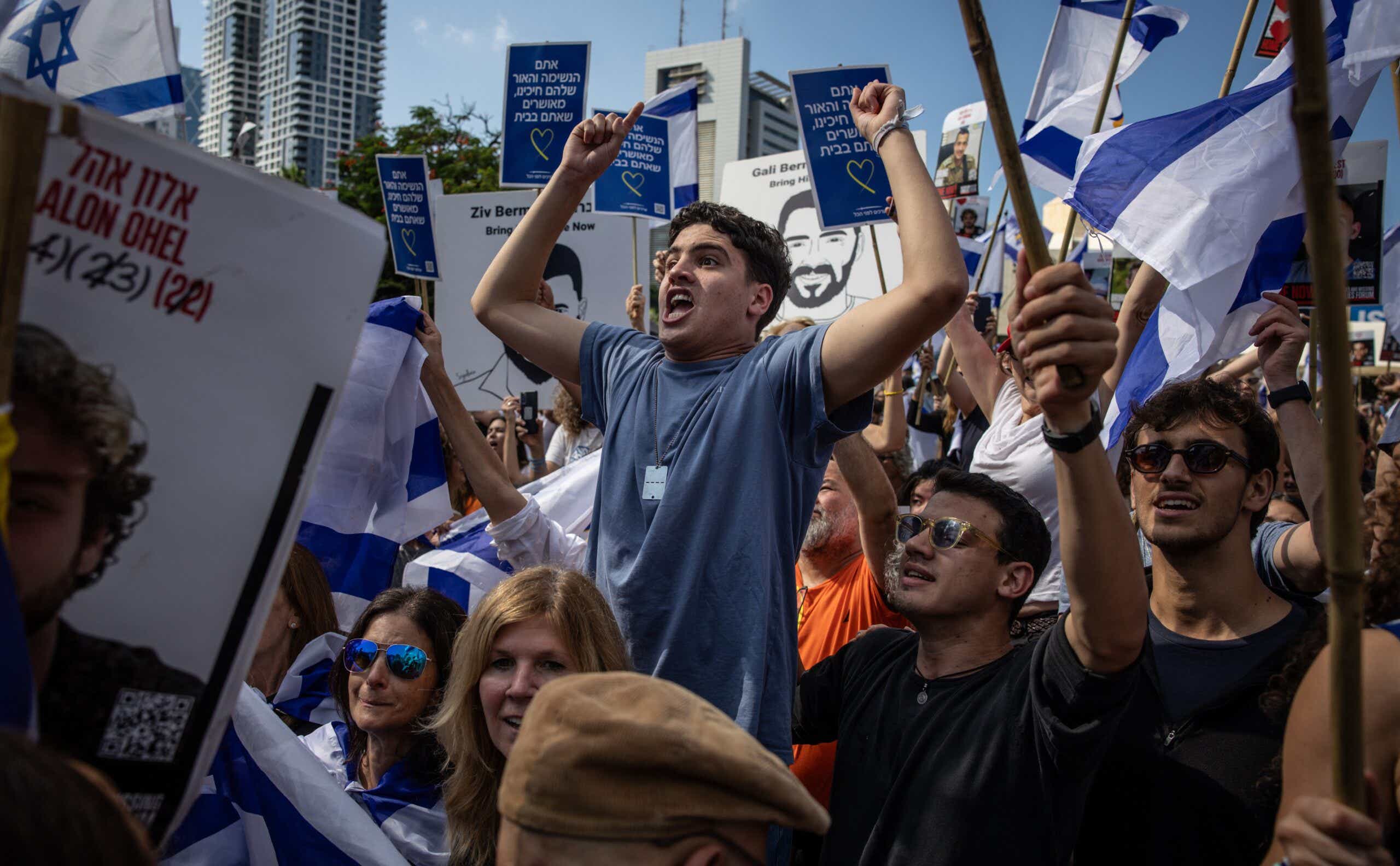 Crowds rejoice at the news of the freed hostages in Hostages Square, Tel Aviv