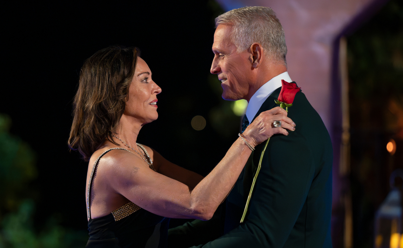 Debbie embraces Mel Owens at the rose ceremony