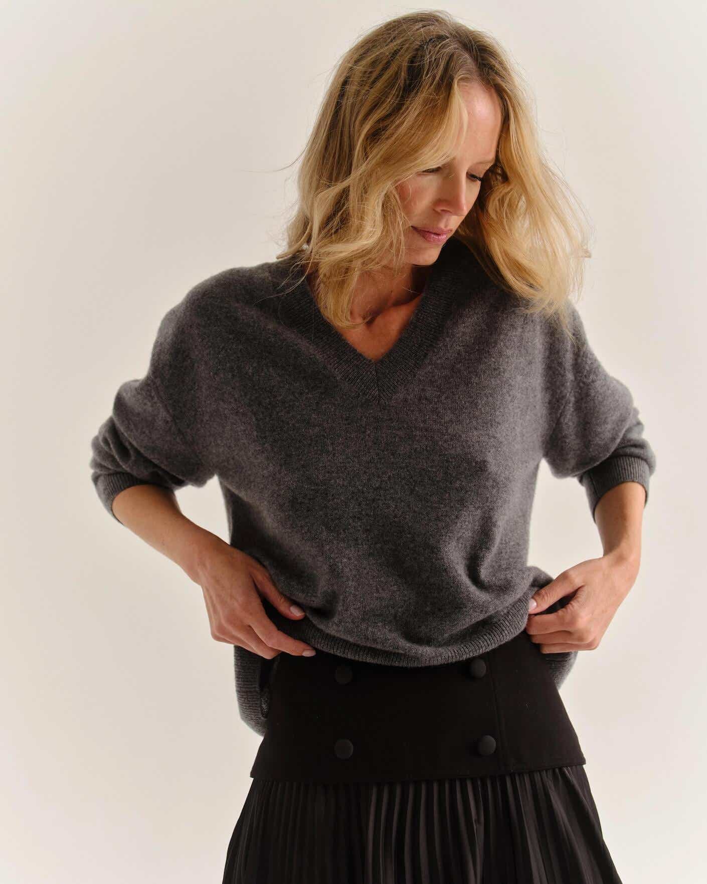 A model wearing a Cartolina sweater.