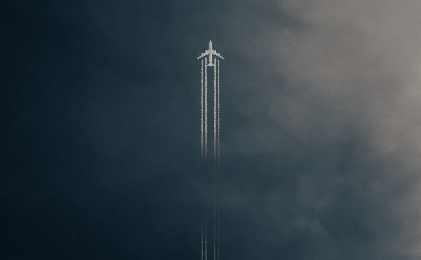 plane vapor trail