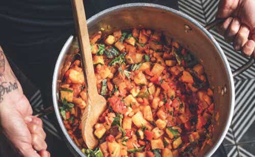 Two hands holding a pot full of vegan gambiotta.