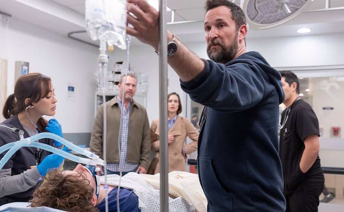 noah wyle treating a patient on the pitt
