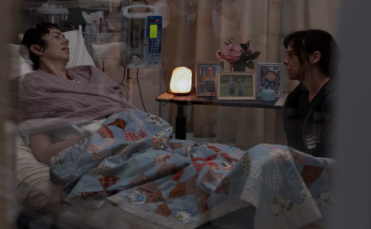 roxie and dr. mckay talk in the hospital room on the pitt 