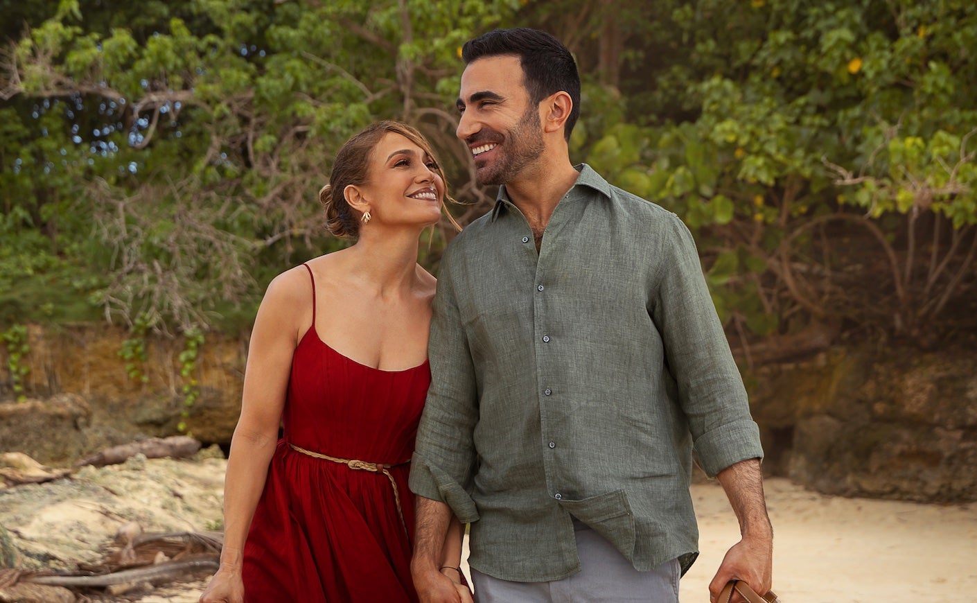 jennifer lopez and brett goldstein on a beach in the movie Office Romance