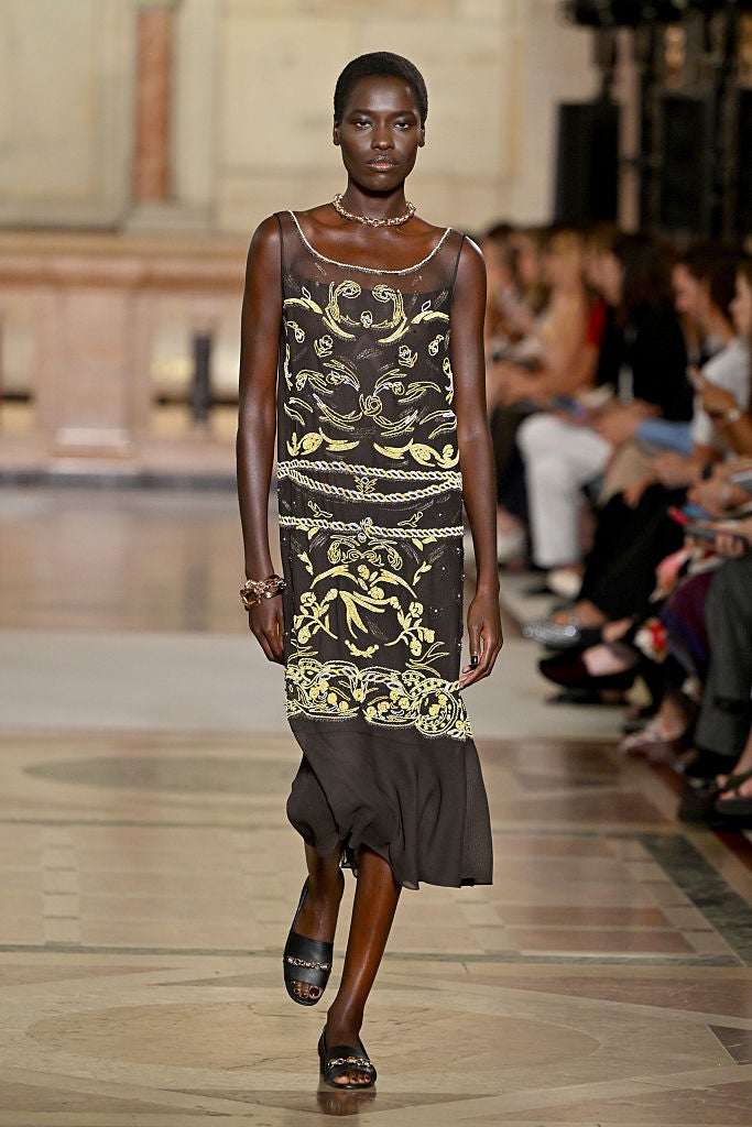 NEW YORK, NEW YORK - SEPTEMBER 15: A model walks the runway at Tory Burch Spring/Summer 2026 during New York Fashion Week at One Hanson Place on September 15, 2025 in New York City.  (Photo by Slaven Vlasic/Getty Images for Tory Burch)