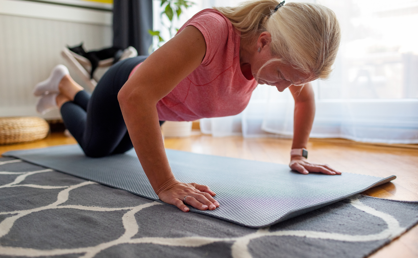 woman doing modified push up