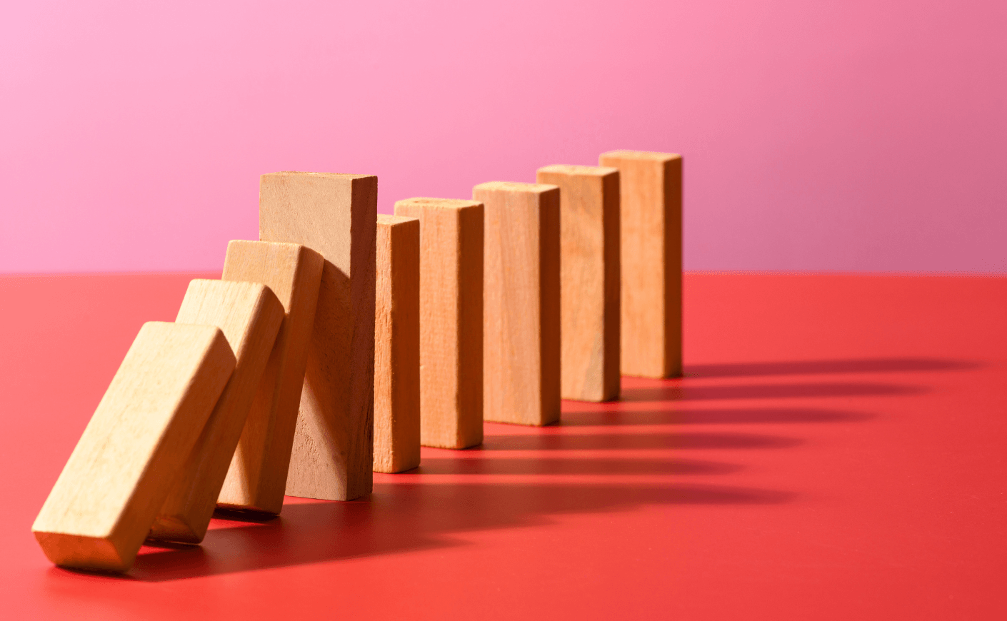 dominoes in a row falling