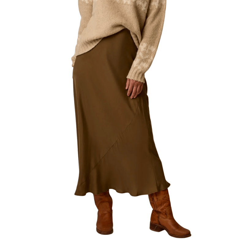 carve silk skirt on model