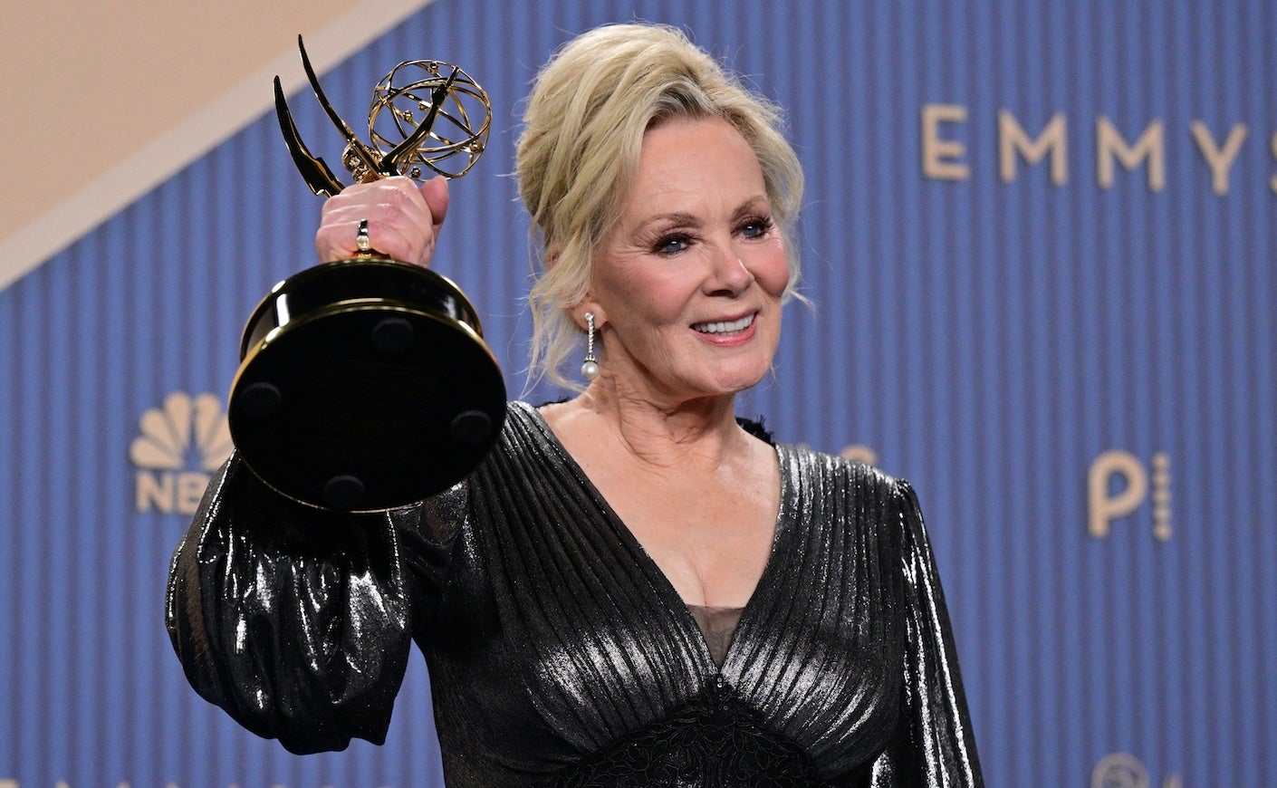 jean smart holding up an emmy award