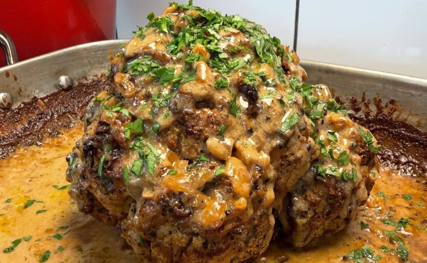 Caulifower au poivre on a baking sheet.